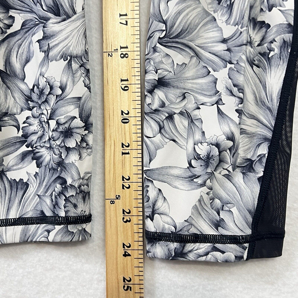 Lululemon Leggings Sz 6 Train Times 7/8 Pant Light Garden White Black Floral - Picture 13 of 13